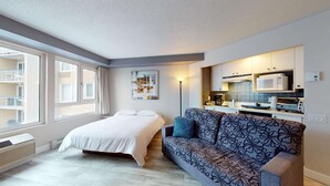 Unclassified image, 3 of 10, button - 6-308 : Standard Studio - sleeps 4. (Beaupré)