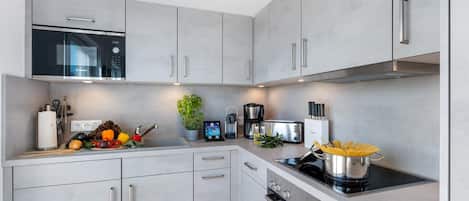 Fridge, oven, stovetop, dishwasher