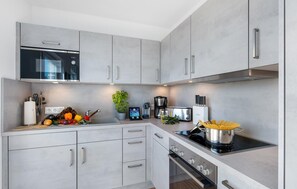 Kylskåp, ugn, spishäll och diskmaskin