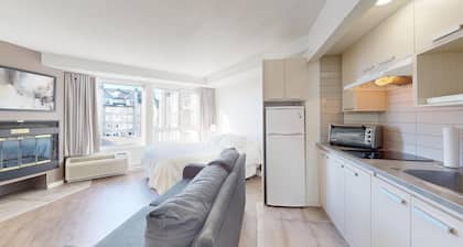6-408 : Superior Studio - sleeps 4.
