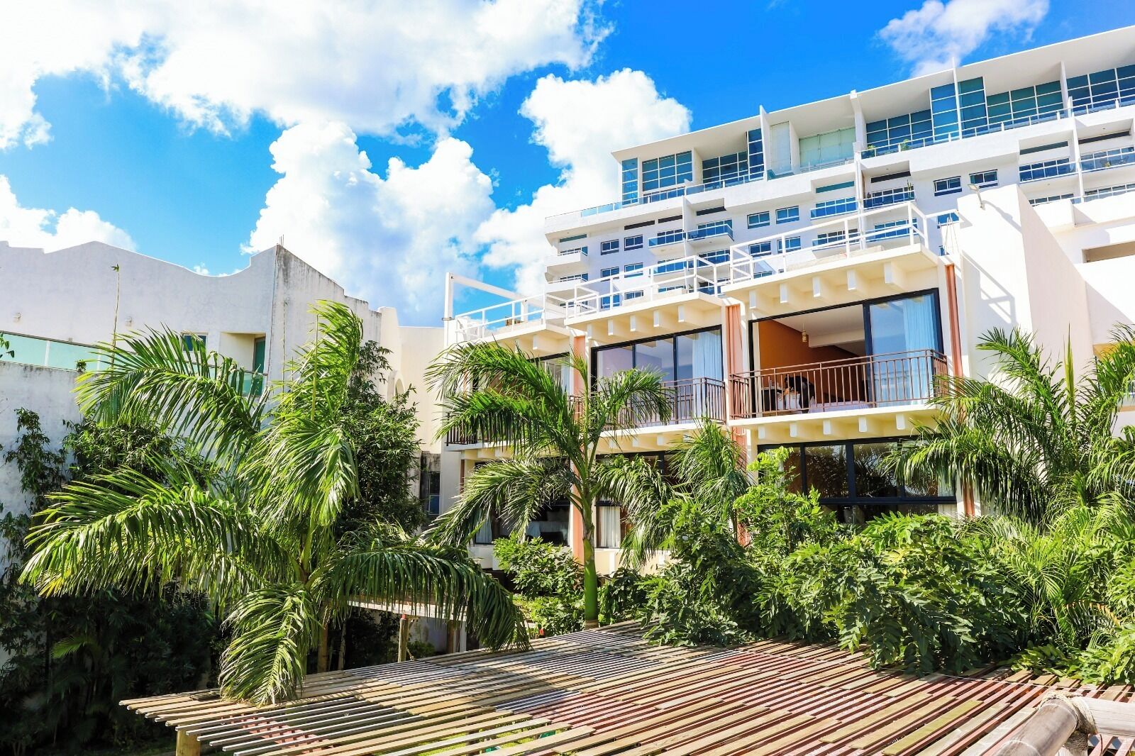 Vista frontal de la propiedad