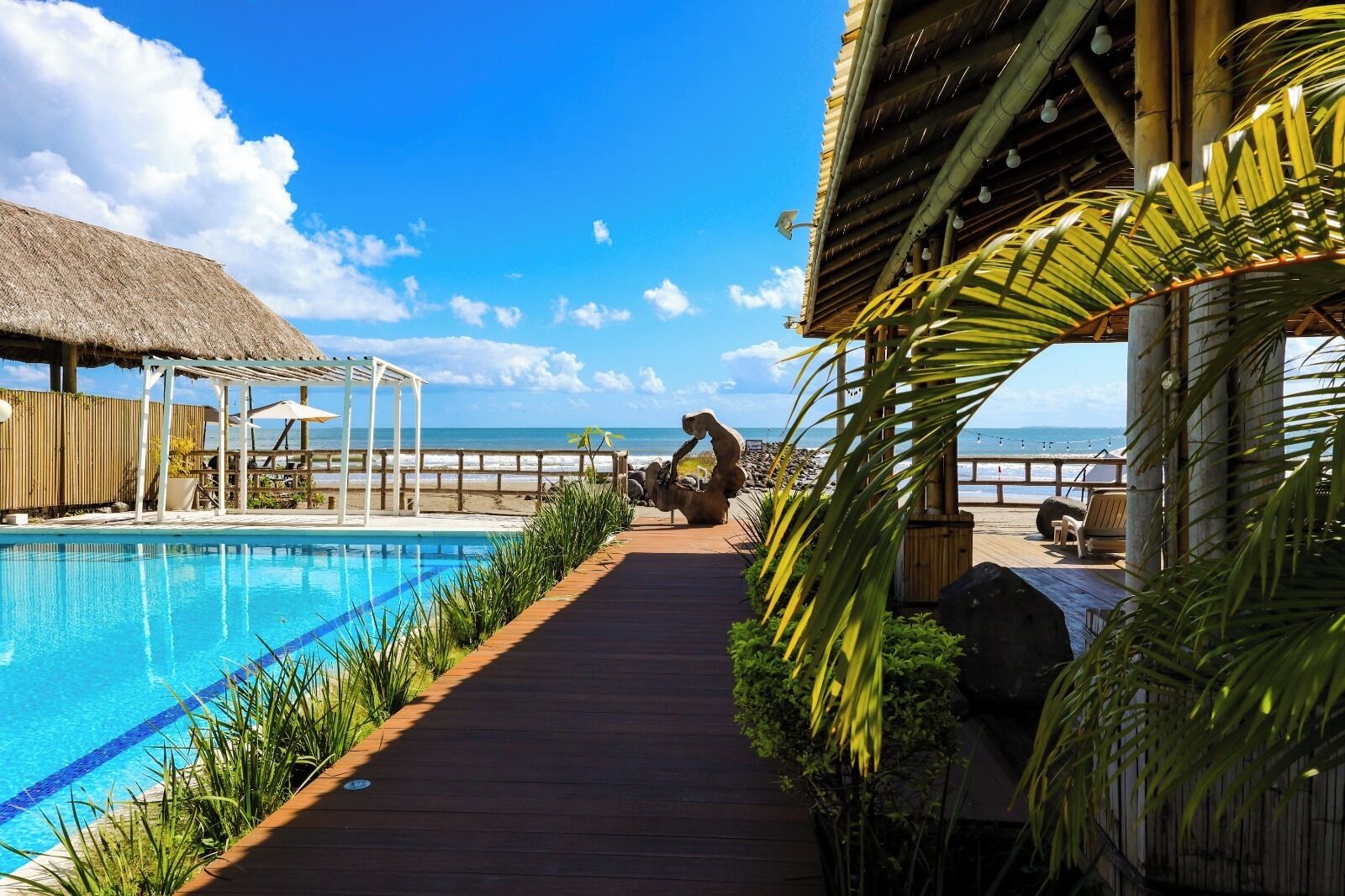 Utendørsbasseng, bassengparasoller og solsenger