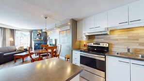 Kühlschrank, Mikrowelle, Ofen, Geschirrspüler