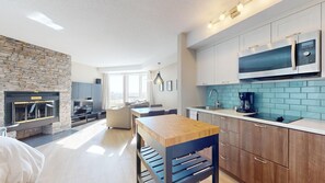 Een koelkast, een magnetron, een oven, een vaatwasser