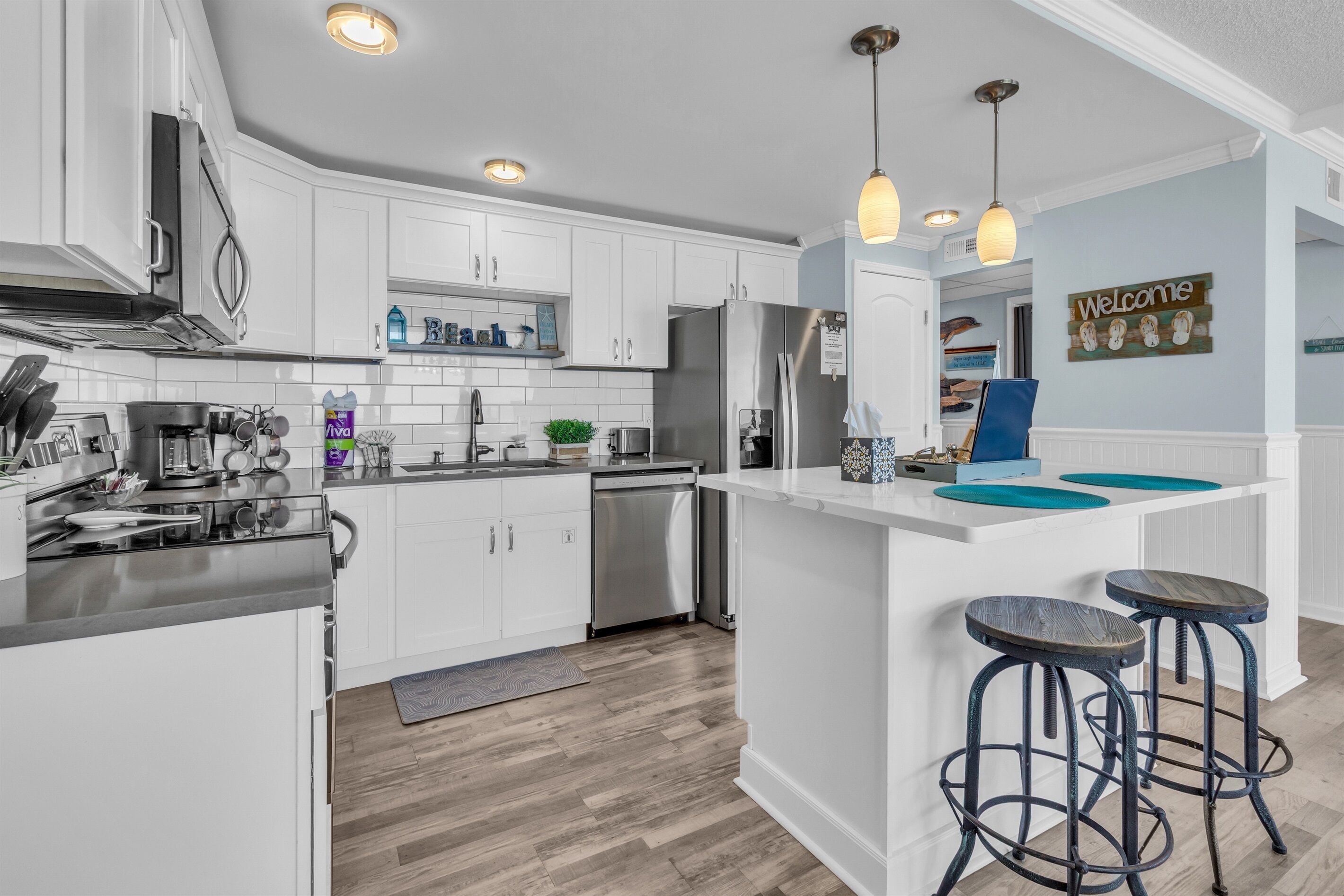 Frigorífico, microondas, horno y placa de cocina