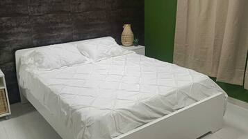 1 soverom, skrivebord, wi-fi (inkludert) og sengetøy