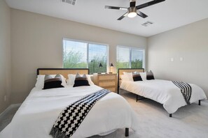 3 soverom, skrivebord, strykejern/-brett og reiseseng for barn