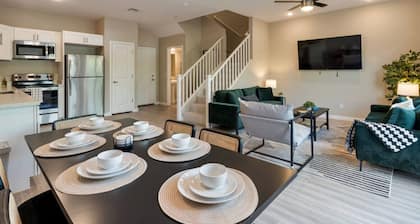 2 Large Vacation Suites I Pool, Patio & Games