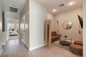 7 habitaciones, escritorio y tabla de planchar con plancha