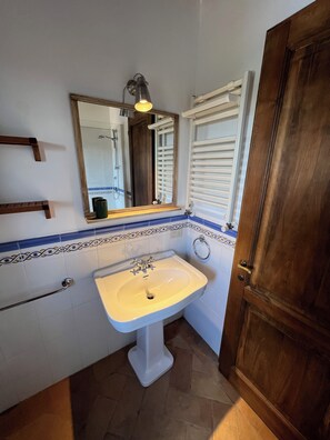 Ducha, secador de pelo, bidet, toallas
