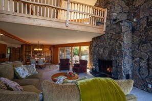 Smart TV, fireplace, books - Waterfall House, canyon views and private waterfall (Filer)