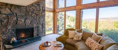 Een smart-tv en een open haard