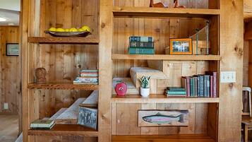 Una estanteria de fusta amb diversos objectes, com ara llibres, una fotografia amb marc i objectes decoratius.