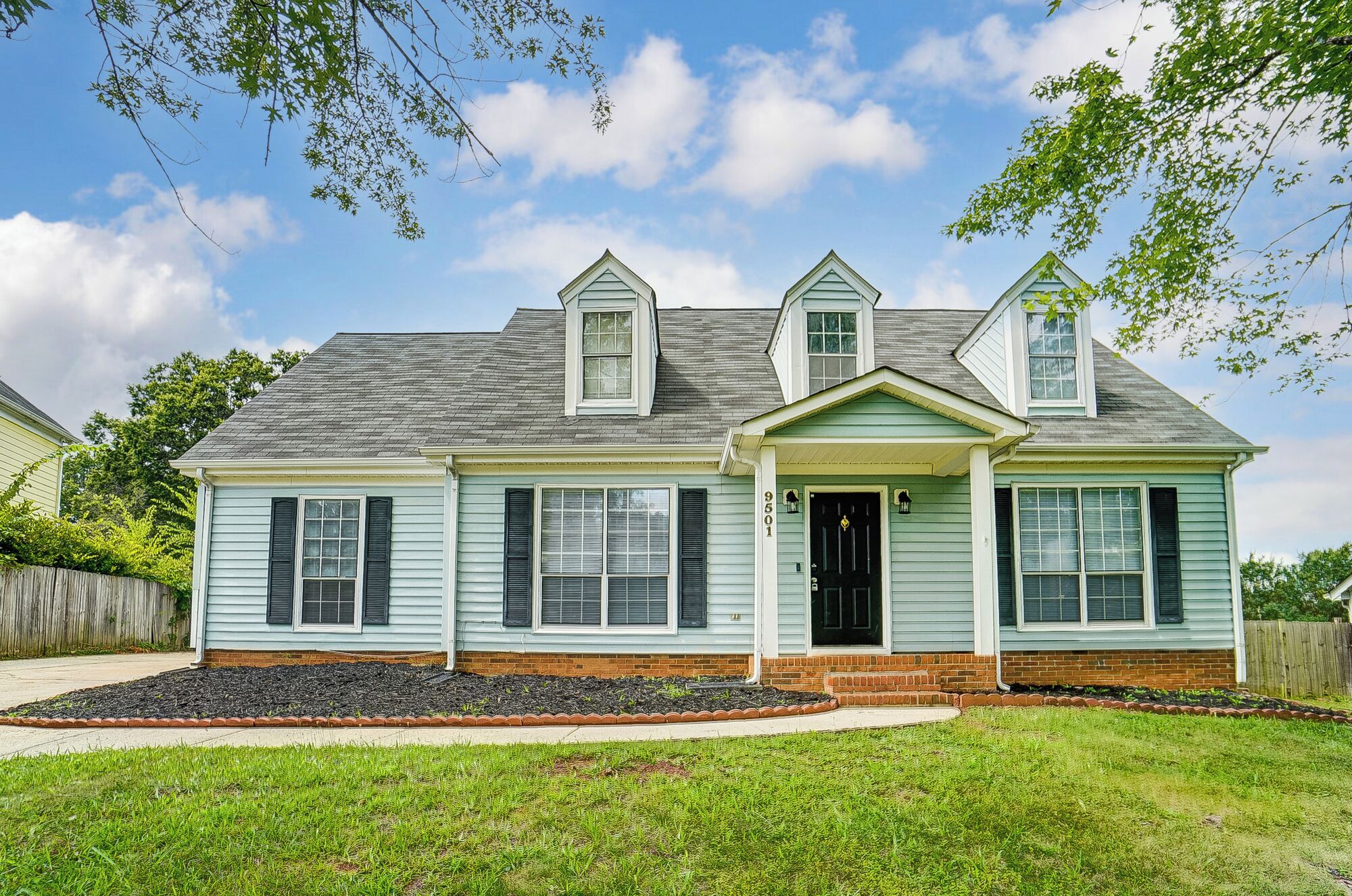 Charming 4-bedroom house with Pool & Hot Tub in Charlotte