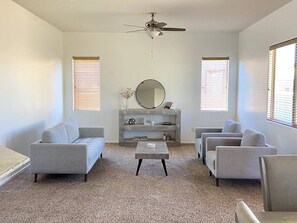 Living area - Charming 3-bedroom house with AC and WiFi in pleasant Tucson (Tucson)
