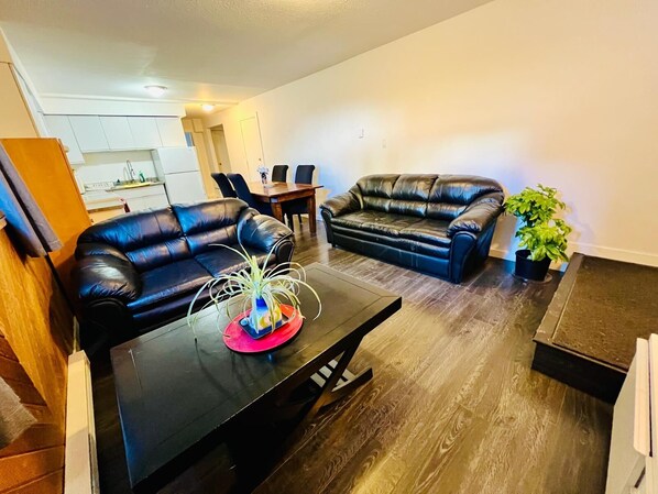 Smart TV - Home Away from Home in Victoria (centrally located) (Victoria)