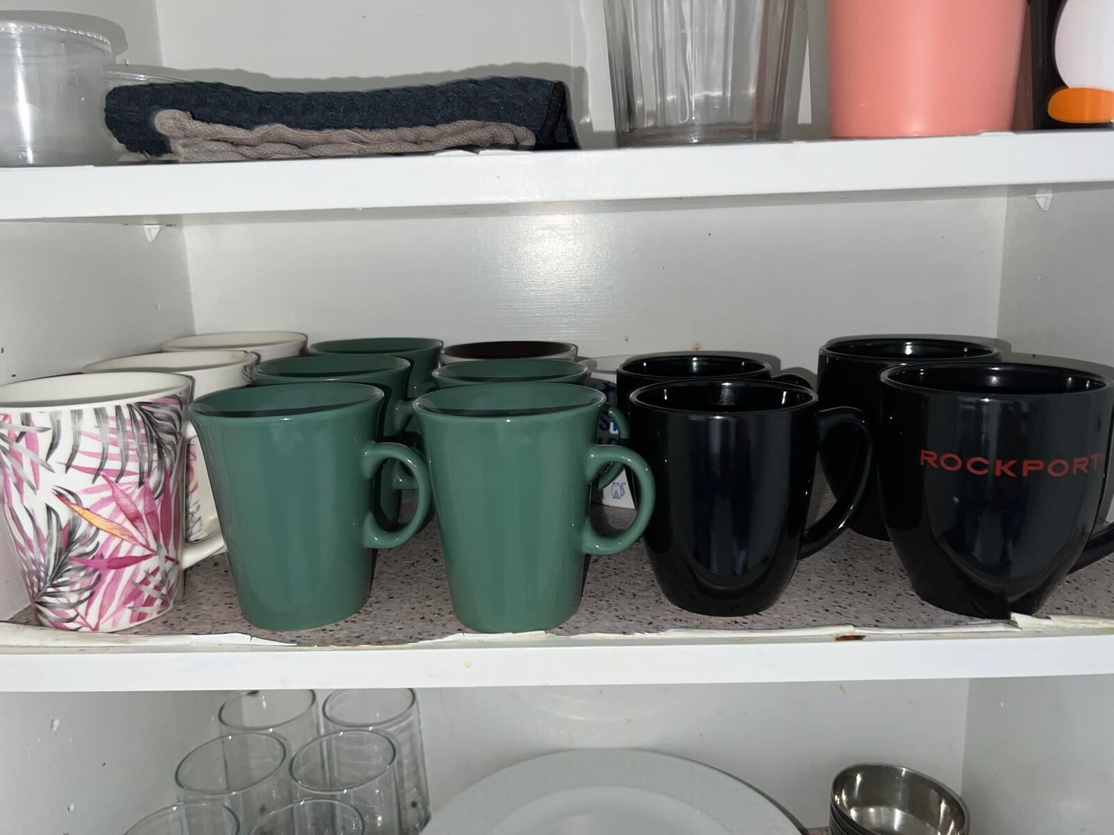 Réfrigérateur, micro-ondes, lave-vaisselle, cafetière/bouilloire