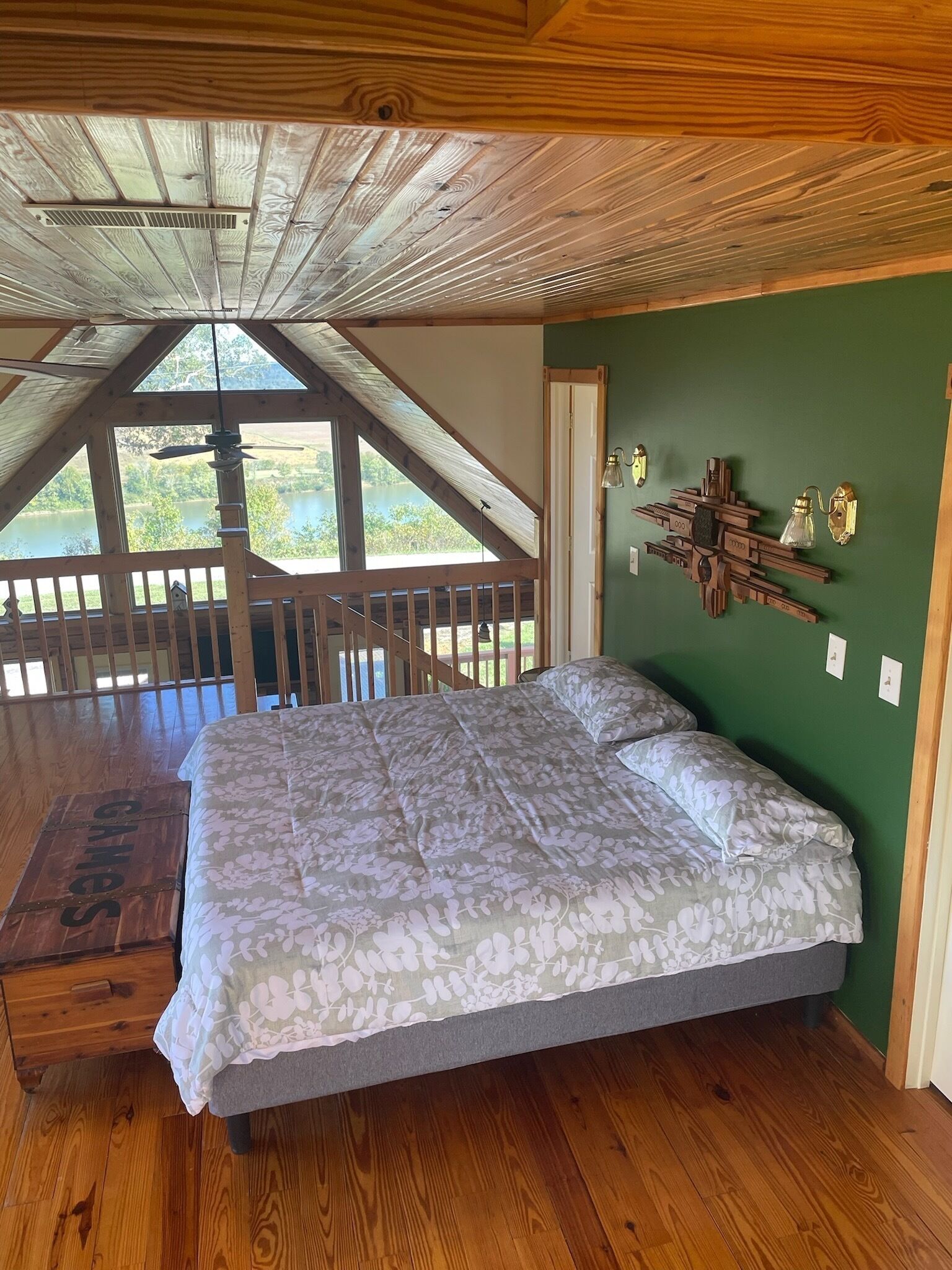 5 bedrooms, iron/ironing board, WiFi, bed sheets