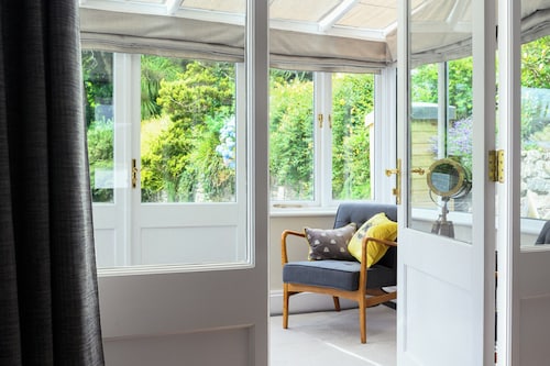 Luxury and spacious family home steps away from UNESCO world heritage harbour