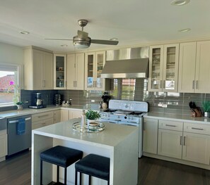 Fridge, microwave, oven, stovetop - Gorgeous City & Bay Views - Minutes to Downtown (San Diego)