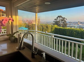 Interior - Gorgeous City & Bay Views - Minutes to Downtown (San Diego)