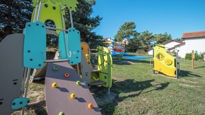 Une aire de jeux avec des structures d’escalade et des toboggans.