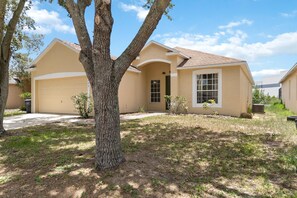 Exterior - 5/3 Pool Home Located in Sunset Ridge Community! (Davenport)