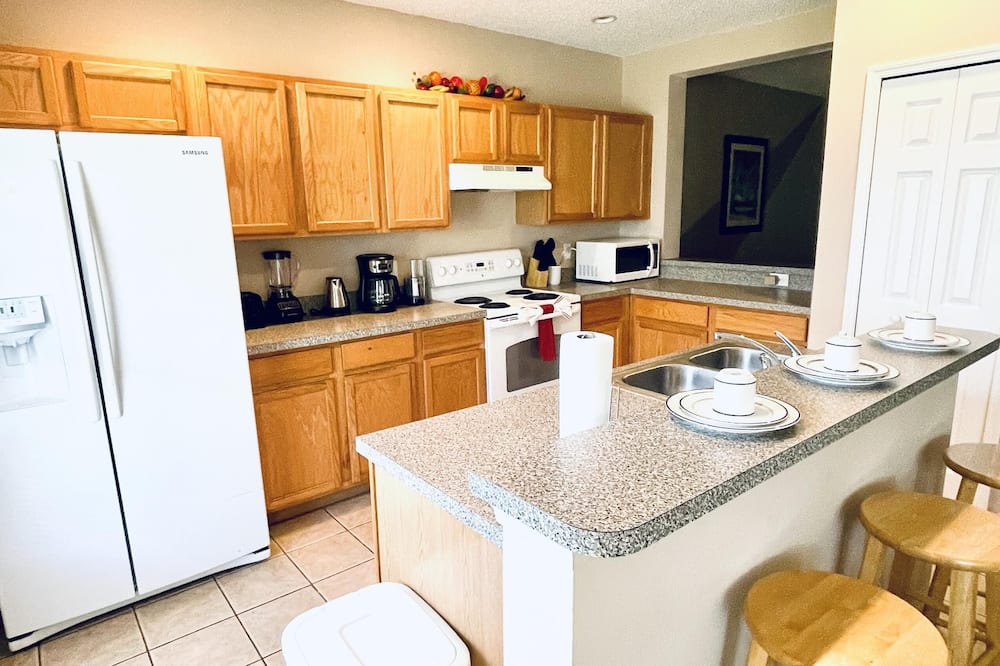 Lakeside Community, Pools, and More! - Buena Ventura Lakes, FL