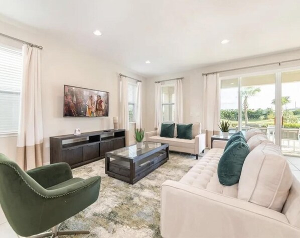 Exterior - Amazing 4/3 Home at Reunion!! With Private Pool, Near Disney and Universal!! (Kissimmee)