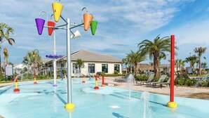 Un parco acquatico con diverse attrazioni e un edificio sullo sfondo.