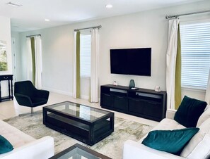 Exterior - Amazing 4/3 Home at Reunion!! With Private Pool, Near Disney and Universal!! (Kissimmee)