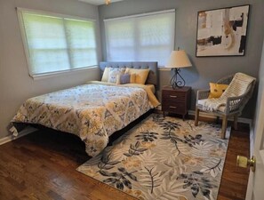 3 habitaciones, tabla de planchar con plancha, wifi y ropa de cama 