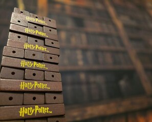 En stabel træklodser med "Harry Potter" skrevet på.