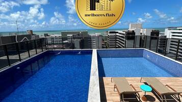 2 utomhuspooler och solstolar