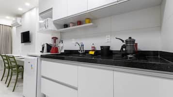 Apartamento estándar, cocina | Cocina privada | Frigorífico pequeño, microondas, placa de cocina y cafetera o tetera