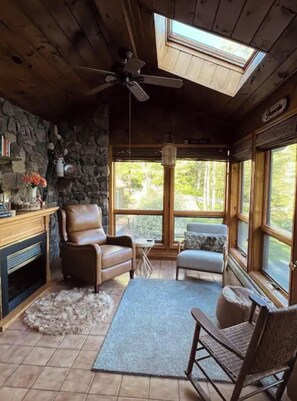Smart TV, fireplace, books - Luxurious & Serene 2 Acre Mountain Cabin Retreat - 3 Bedrooms - Fully stocked  (Jewett)