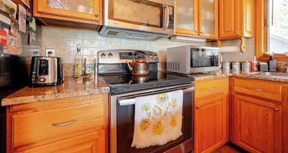 Luxurious & Serene 2 Acre Mountain Cabin Retreat - 3 Bedrooms - Fully stocked