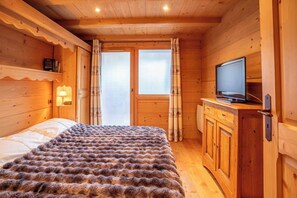 3 bedrooms, bed sheets