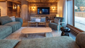 Televisie en een open haard