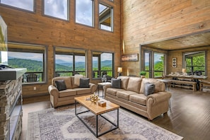 Smart TV, fireplace - Free Dollywood Tix/Indoor Heated Pool/A+Views/ (Sevierville)