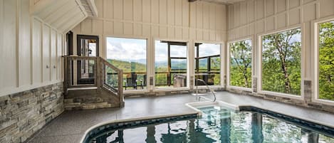 Una piscina techada, una piscina climatizada
