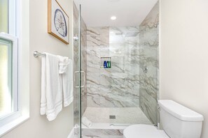 Dusche, Haartrockner, Handtücher