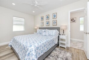 4 soverom, skrivebord, strykejern/-brett og reiseseng for barn