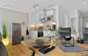 Geladeira, micro-ondas, fogão, cooktop