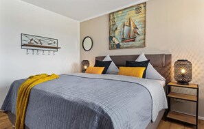 1 quarto, ferros/tábuas de passar roupa, berço de viagem