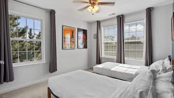 4 dormitoris, planxa i posts de planxar i un bressol de viatge