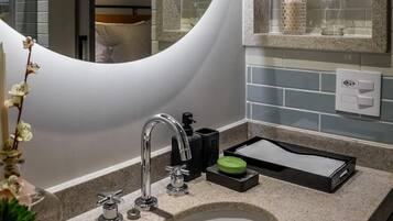 Secador de cabelo, toalhas de banho, papel higiênico