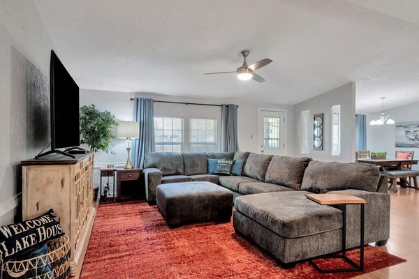 You and your guests willSpacious Living Room with big screen TV.
