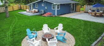 Modern Hamptons Getaway: 5 minutes to the Beach and Restaurants!