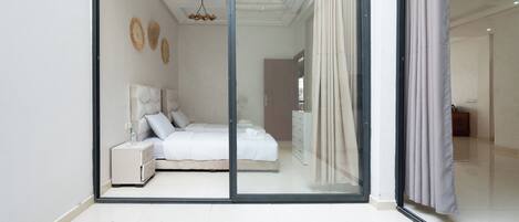 2 bedrooms, travel cot, free WiFi, bed sheets